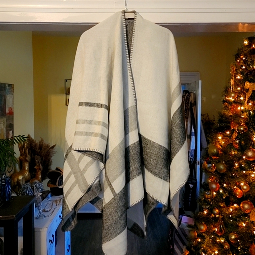 Women's gray fall/winter cape shall